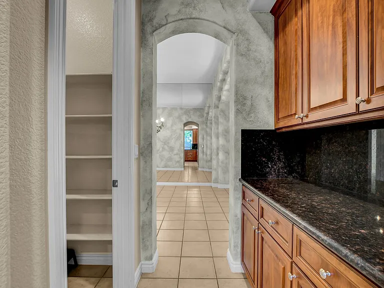 9101 Crystal Lake Ct — Photo 35