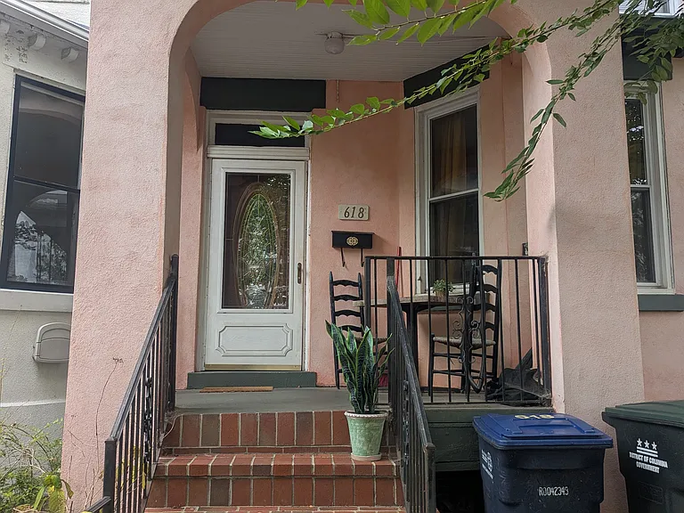 618 Quincy St NW — Photo 1