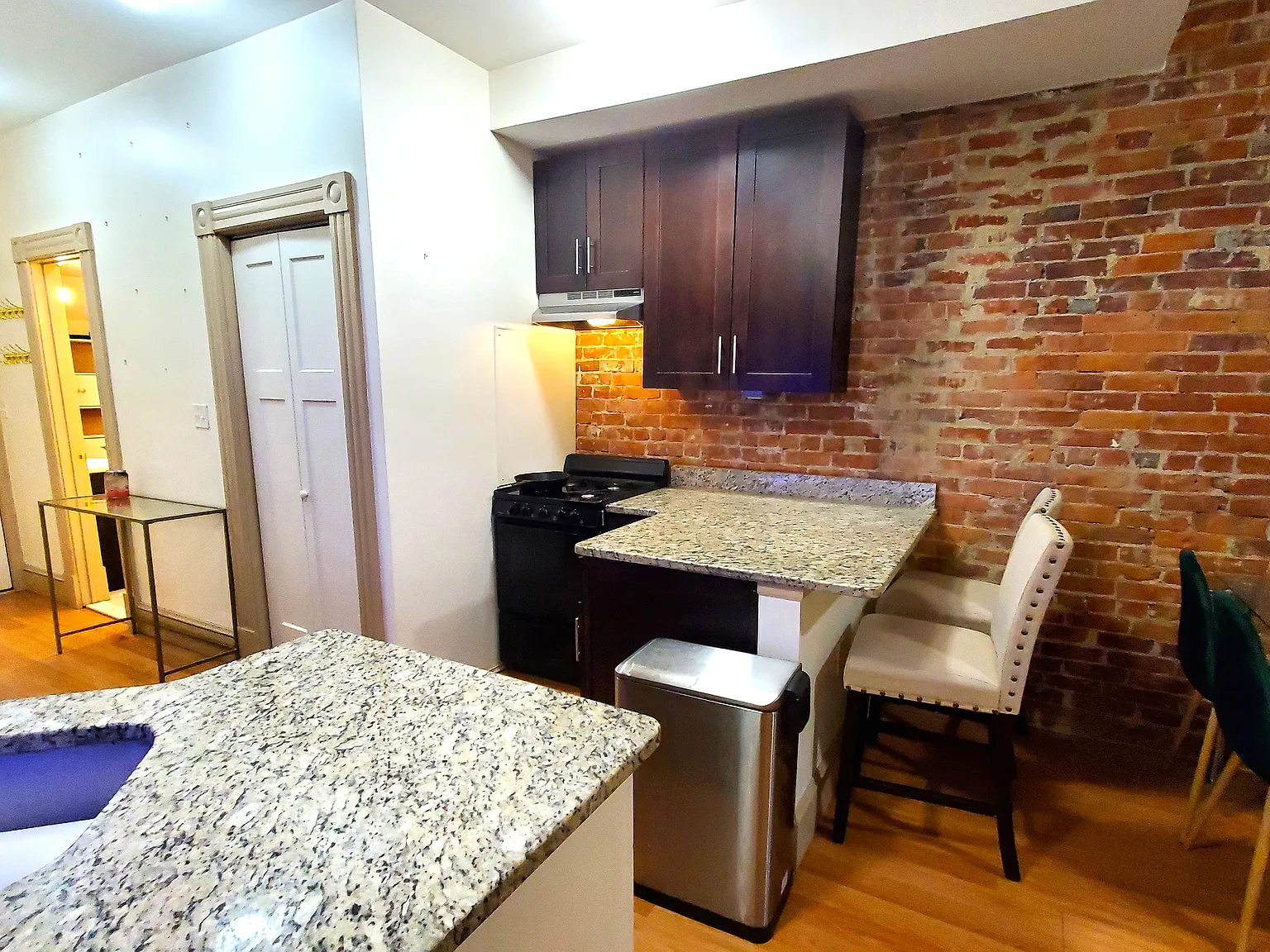 387/389 Capitol Ave — Photo 3