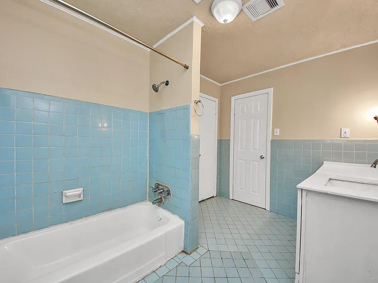 3214 Tuam St — Photo 31