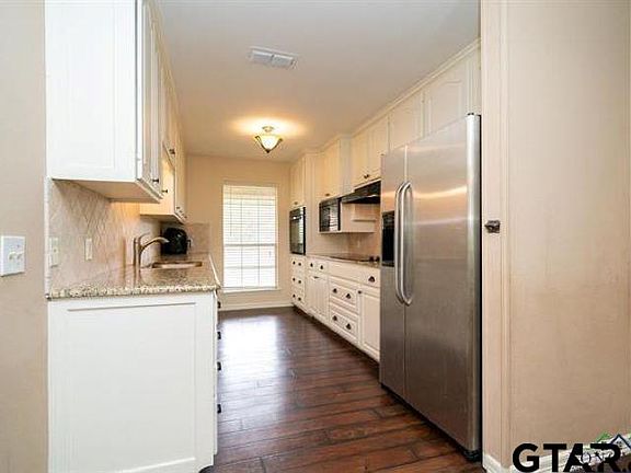 2nd image of 904 Robin Ln