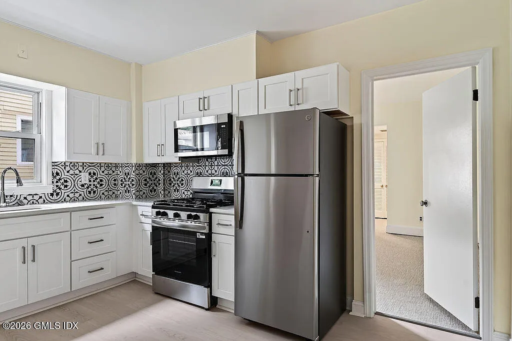 3 bed, 2.0 bath, 1381 sqft, $3,800 — Photo 3