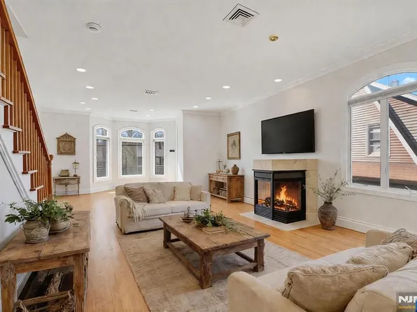 236 Columbus Ave #A, Palisades Park, NJ 07650