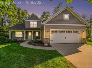 1084 Woods Edge Dr, Hartland, MI 48353