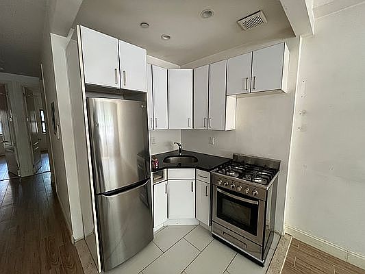 3rd image of 125 Jefferson Ave #1F