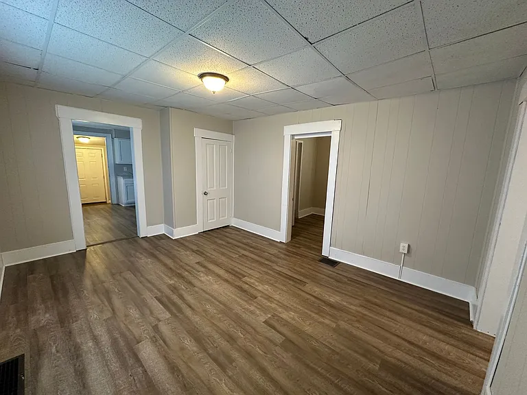 901 E Oak St — Photo 8