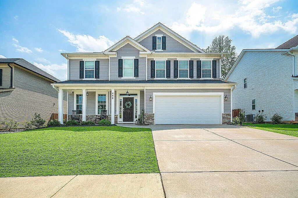 4 bed, 2.5 bath, 2736 sqft, $2,200 — Photo 1
