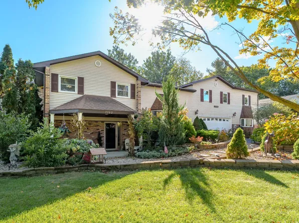 7702 N Gleneagle Dr, Kalamazoo, MI 49048