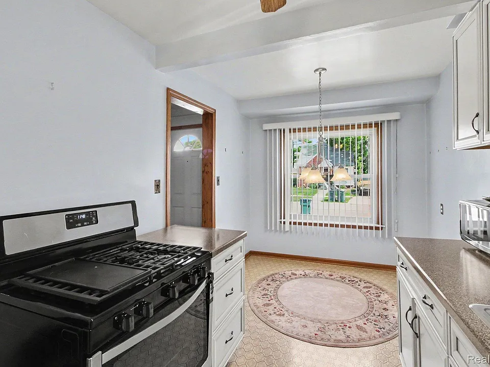 1395 Mayflower Ave