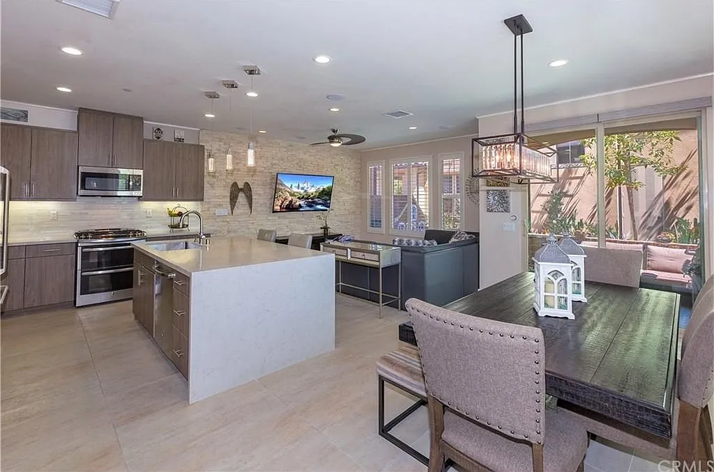 3 bed, 2.5 bath, 1670 sqft, $4,500 — Photo 2