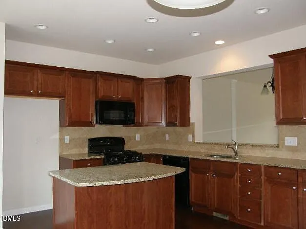 3 bed, 3.5 bath, 2200 sqft, $2,200 — Photo 4