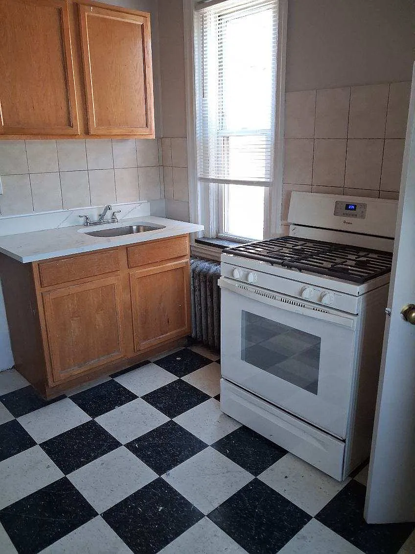 Studio, $850 — Photo 2