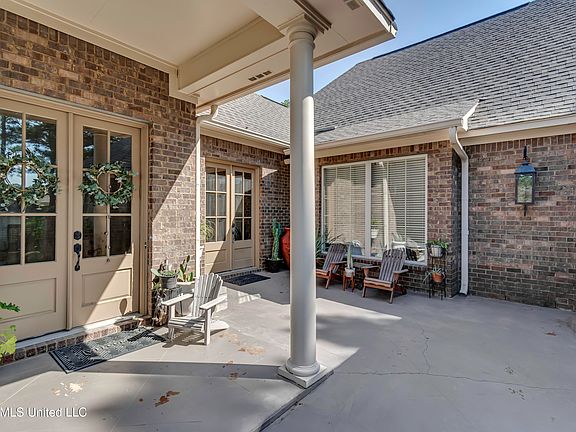 3rd image of 108 Elm Ct