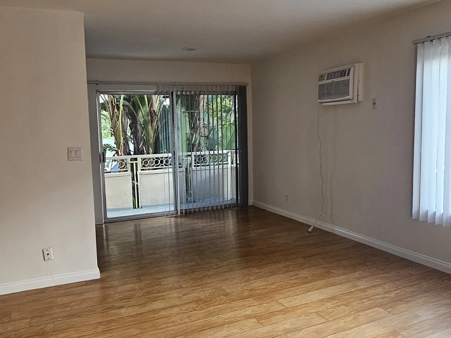 142.5 S Wetherly Dr — Photo 2