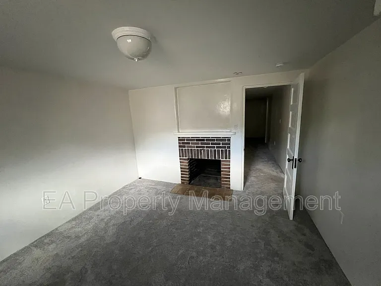 411 Wellesley Dr SE — Photo 23