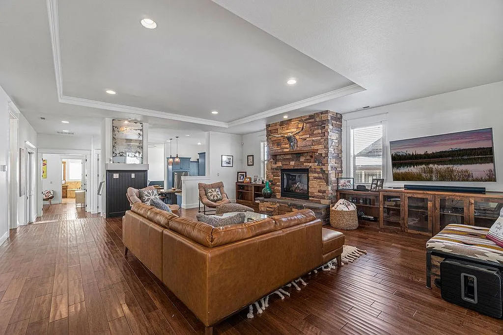 3 bed, 2820 sqft, $5,995 — Photo 4