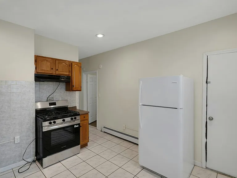 496 21st St #2 — Photo 3