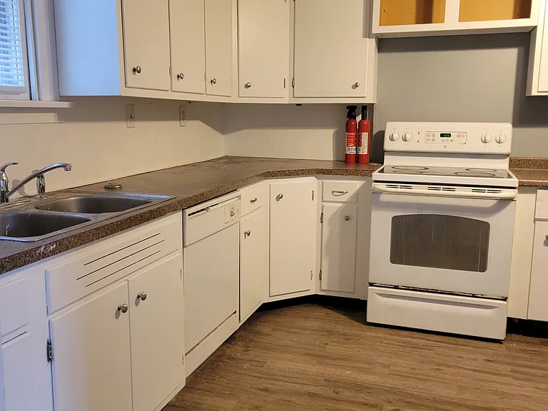 23 Dewey St — Photo 9