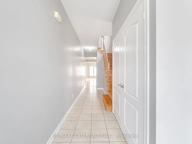 67 Yardley Cres — Photo 8