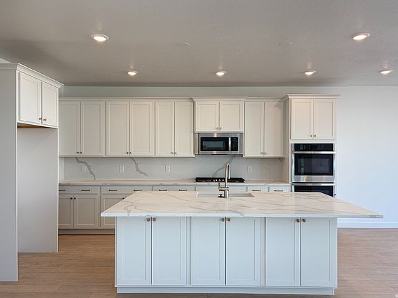 2nd image of 3008 N Kingbird Dr Suite 618