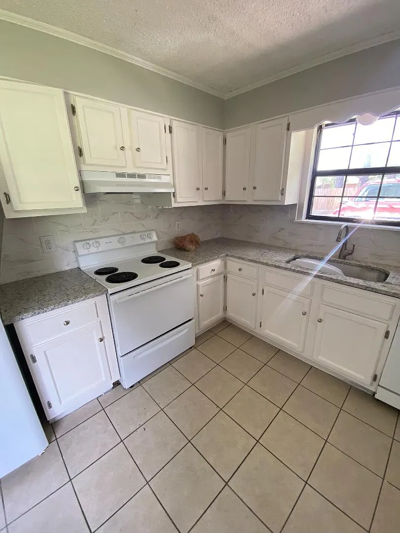Unit Photo - 1225 Woodside Dr #B1