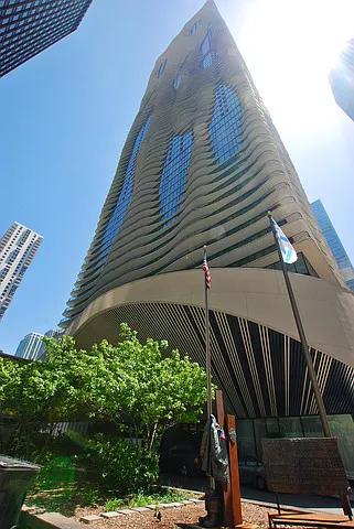 225 N Columbus St #6009
