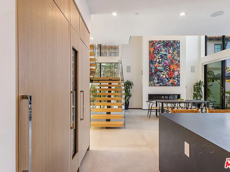 200 N Doheny Dr — Photo 54
