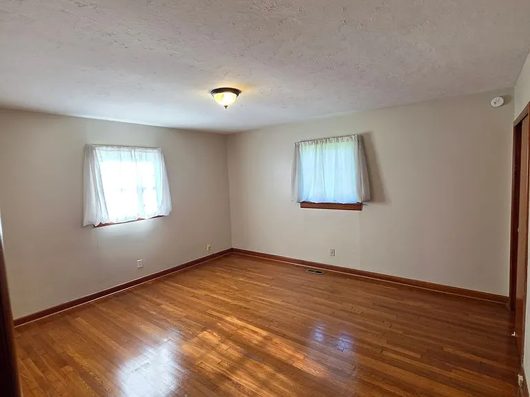 916 Elliott St — Photo 12