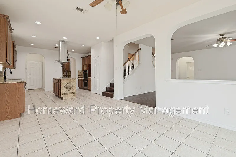 4 bed, 3.0 bath, 3705 sqft, $3,400 — Photo 4