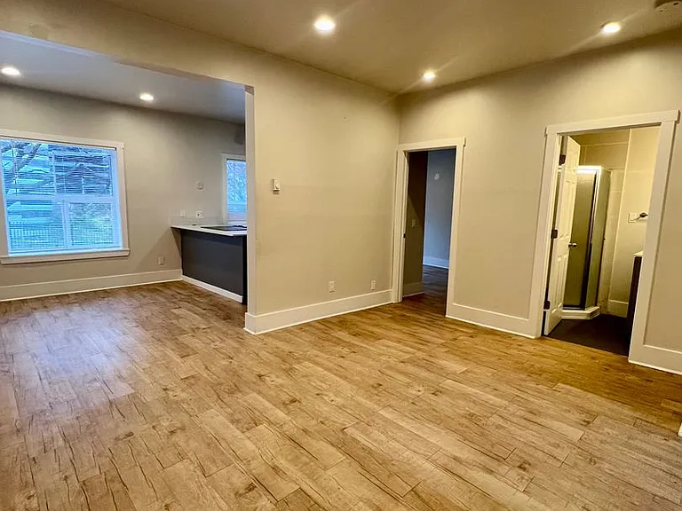 Great Location with Full Washer and Dryer in Unit and Full Kitchen! — Photo 28