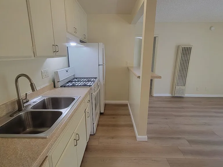 37 unit building close to CSUN! — Photo 6
