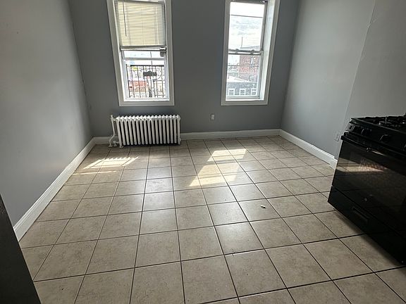 2nd image of 915 22nd St #4R