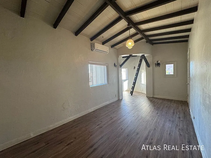Central - One Bedroom House - Unique - Must See — Photo 4