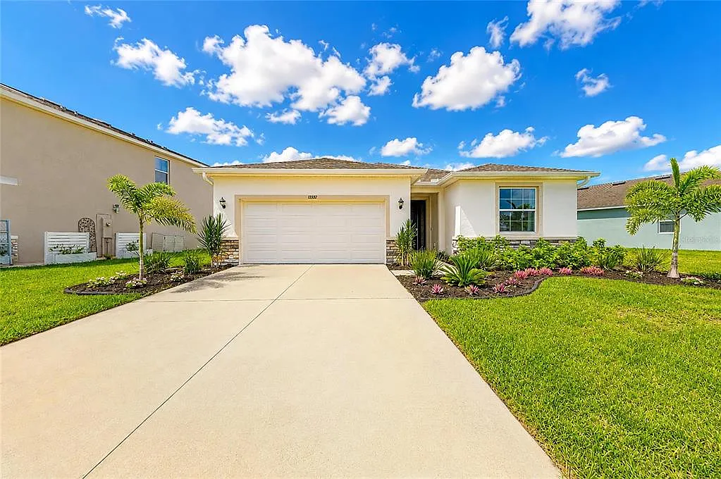 4 bed, 2.5 bath, 2044 sqft, $3,000 — Photo 2