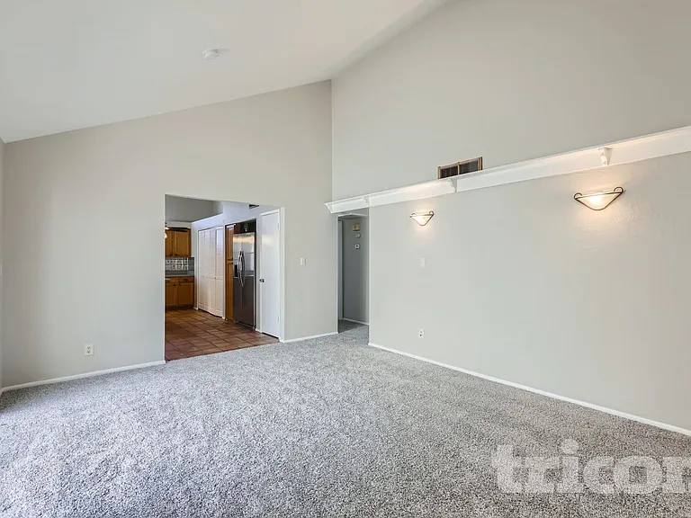 3031 W Mercer Ln — Photo 16