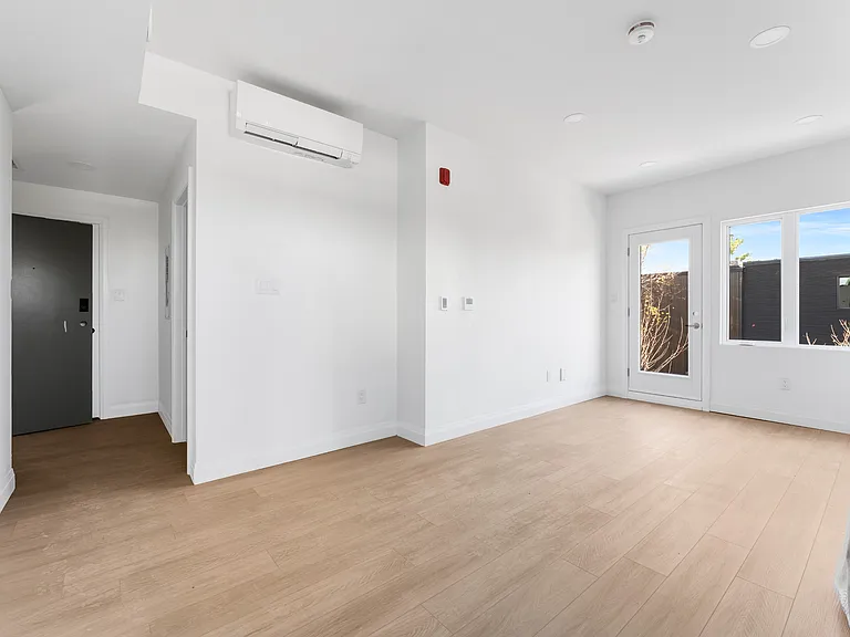 368 Tweedsmuir Ave #102 — Photo 4