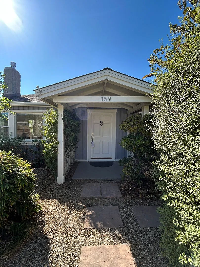 For Lease - Charming 2+1 Home In Oakview! — Photo 1