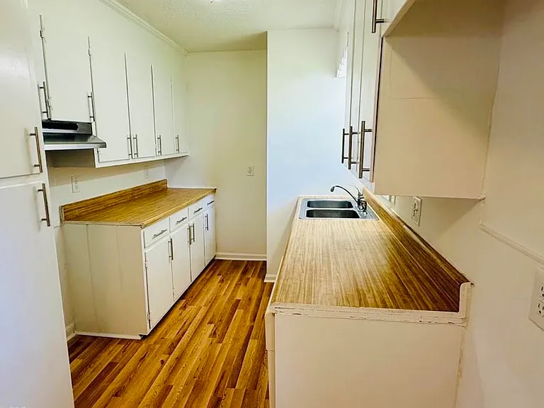 312 Hickory Ln — Photo 5