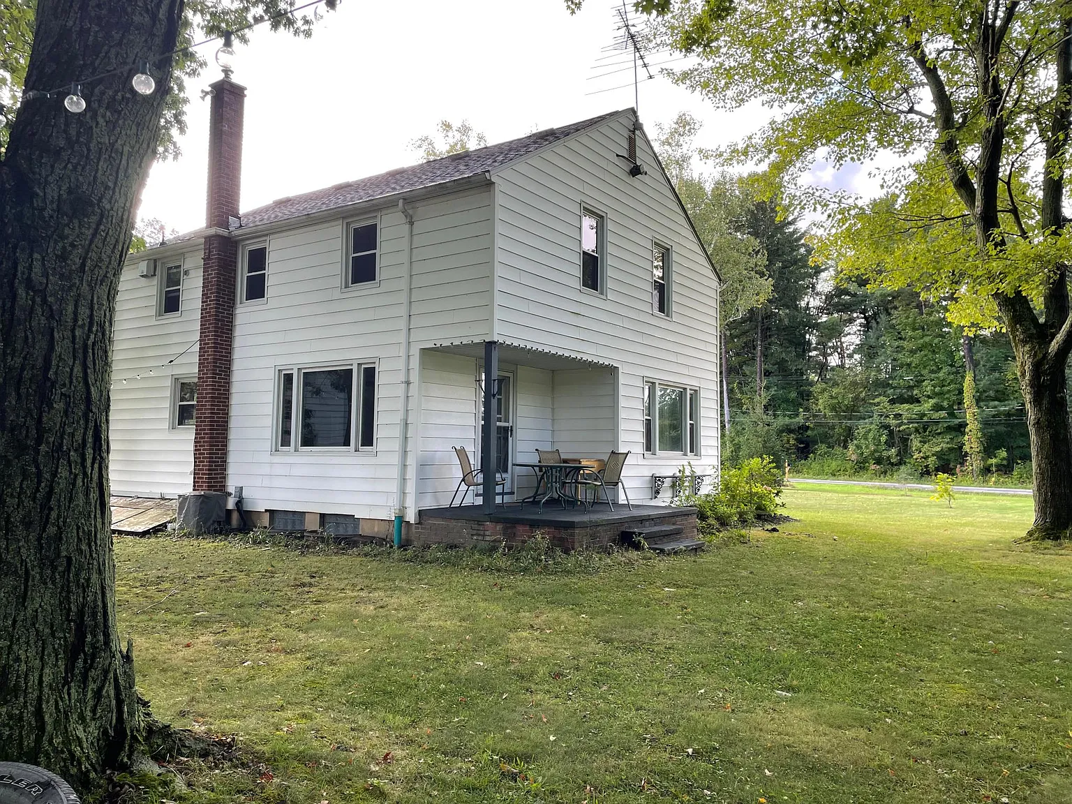 3 bed, 1.5 bath, 1743 sqft, $2,300 — Photo 3