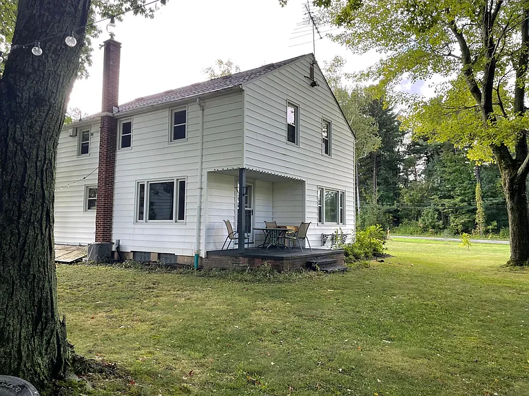 1592 N Creek Rd — Photo 3