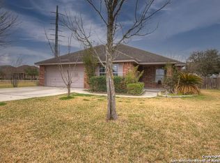 121 Castlewood Dr, Seguin, TX 78155