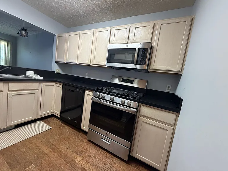 8325 Beacon Pl — Photo 3