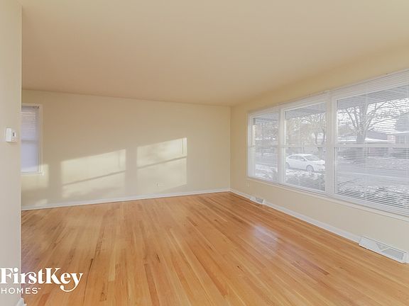 3rd image of 15114 Oak St