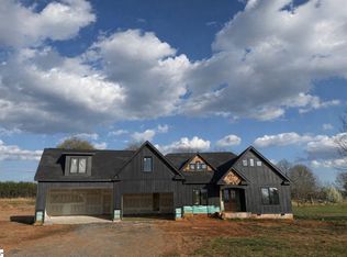 992 Bumblebee Ln, Wellford, SC 29385