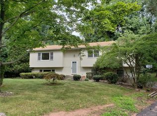 13 Sherri Ln, Spring Valley, NY 10977