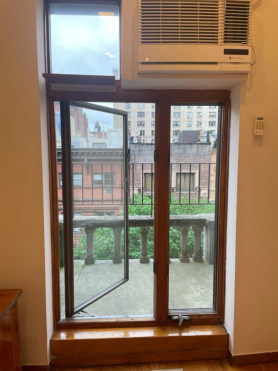 Building Photo - 304 W 76th St #5A