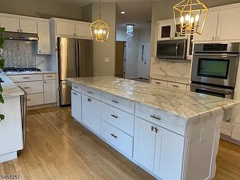 4 bed, 2.5 bath, 3300 sqft, $5,500 — Photo 2