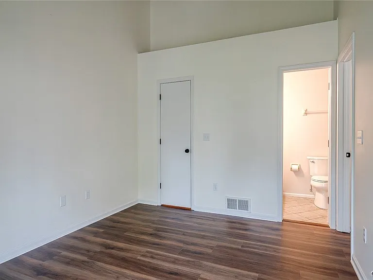 2404 Pipers Ct — Photo 12