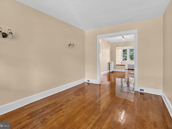 5th image of 623 Farragut St NW