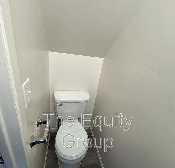402 N West St — Photo 10